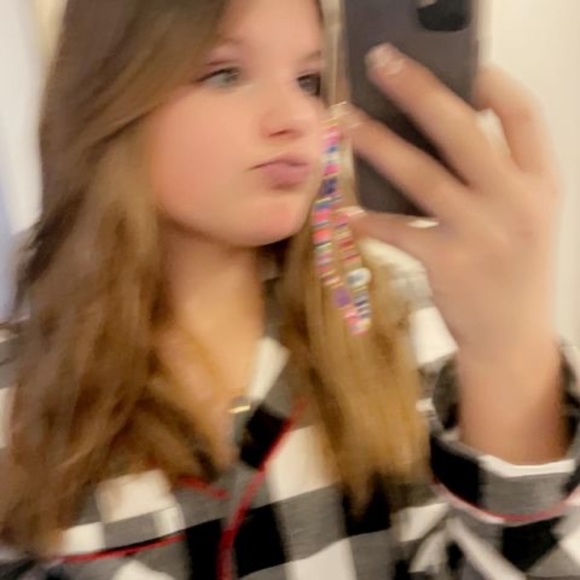 Meet your Posher, Alysin - Picture 1 of 1